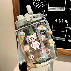 Grosse plastik trinkflasche mit strohhalm, niedlichen cartoon aufklebern und schultergurt.