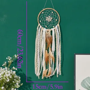 Λεπτομέρεια ονειροπαγίδα με φτερά, boho διακόσμηση τοίχου με δαντέλα και ξύλινες χάντρες.