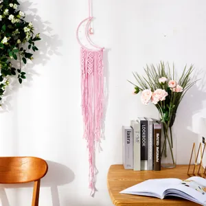 Handgemachter rosa Makramee Mondsichel Traumfaenger Wandbehang im bohemian Stil.