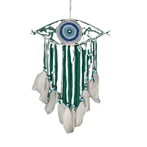 Handgemachter böser Blick Traumfänger Wandbehang mit grünen Bändern und weißen Federn.
