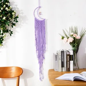 Handgefertigter lila Mond Makramee Traumfänger Wandbehang, böhmischer Stil für Heimdeko.