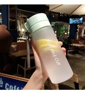 Detailansicht der tragbaren Sportflasche aus mattem Kunststoff, leichte Trinkflasche.