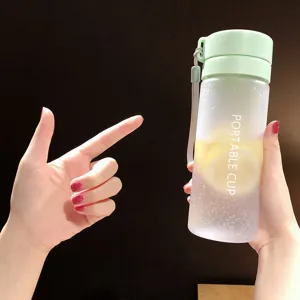Bouteille d'eau de sport portable pour fitness, grande tasse en plastique givré avec lanière.