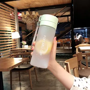 Bouteille d'eau de sport en plastique mat portable avec tranche de citron grande capacité