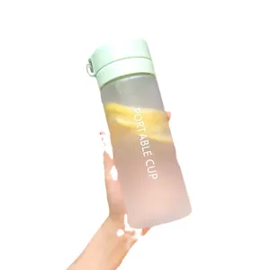 Gourde plastique dépoli avec couvercle vert pour le sport et l'usage quotidien.