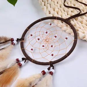 Gros plan d'un attrape-rêves artisanal avec tissage complexe et perles décoratives
