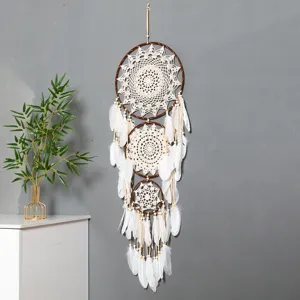 Grande acchiappasogni boho da parete con piume bianche e anelli in pizzo per decorare.