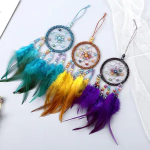Atrapasuenos hecho a mano de plumas con cuentas de colores para colgar en coche y decoracion