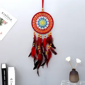 Grand attrape-rêves coloré fait main avec des plumes rouges pour décoration murale bohème