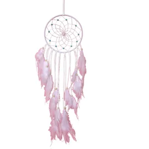 Handgemaakte roze dromenvanger met veren en kralen voor wanddecoratie in huiselijke sfeer