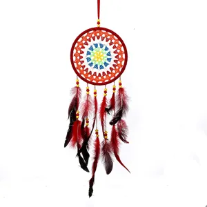 Attrape-rêves coloré fait main avec plumes rouges et perles pour décoration murale maison