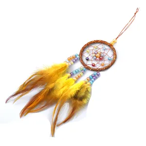 Handgemaakte dromenvanger met gele veren als auto hangend ornament voor woondecoratie