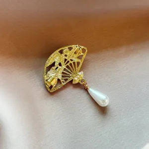 Εξαιρετική χρυσή καρφίτσα βεντάλιας με κρεμαστό μαργαριτάρι, κομψό αξεσουάρ ρούχων.