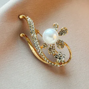 French Vintage Artificial Pearl Flower Brooch For Women Elegant Gold Zinc Alloy Hollow Out Rhinestone Dress Breastpin Designer Accessory