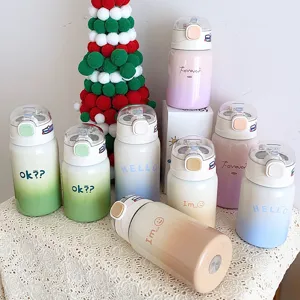 Jolie gourde isotherme enfant avec paille et lettres, design portable pour un usage quotidien.