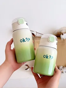 Bouteille isotherme enfant verte dégradée avec paille vue de détail, joli cadeau portable.