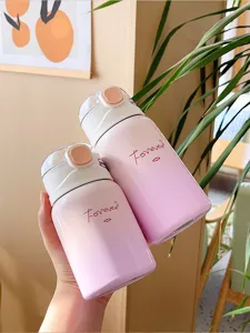 Détail de bouteille isotherme dégradé rose, tasse portable mignonne avec paille pour enfants.