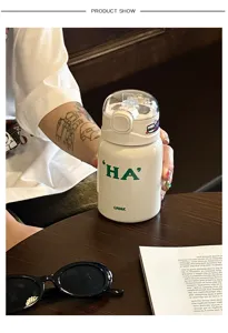 Jolie bouteille isotherme blanche portable avec paille en inox dans une scène de café