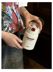 Gros plan d'une bouteille isotherme crème portable avec paille et texte 'Happy Start'