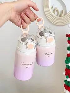 Vue detaillee de la jolie bouteille isotherme degradee pour enfants avec paille et poignee.