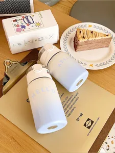 Jolie bouteille isotherme dégradée en gros plan avec design de paille portable et imprimé élégant.