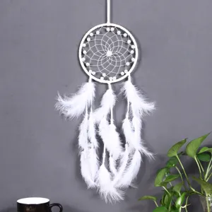 Handgemaakte witte dromenvanger met parels en veren muurhanger voor huisdecoratie.