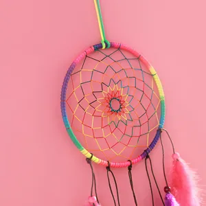 Kleurrijke regenboog dromenvanger muurhangende decoratie met veren voor thuis slaapkamer.