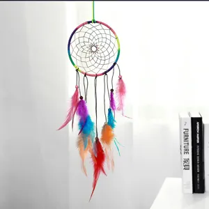 Handgemaakte regenboog dromenvanger met kleurrijke veren, perfecte boho stijl wanddecoratie.