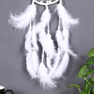 Witte dromenvanger wanddecoratie met natuurlijke veren en kralen voor slaapkamer.