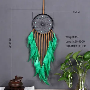 Handgefertigter grüner Traumfänger Detailansicht, 60-65cm Länge mit Perlen und filigranem Netz.