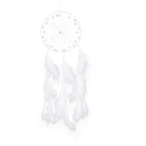 Puur witte dromenvanger windspel met parels en veren prachtige wanddecoratie voor thuis.