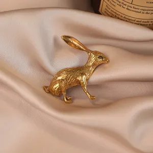 Broche lapin en or vintage pour femmes, élégante épingle revers animal pour manteau et robe.