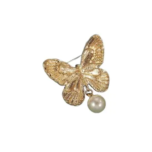 Spilla a farfalla dorata vintage con ciondolo di perla, accessorio elegante per abito.