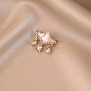 Exquisite rosa Regenschirm Brosche mit funkelnden Strasssteinen und Kristallen, elegantes Detail.