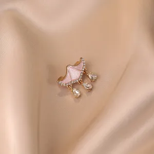Eleganze Regenschirm Brosche in Gold mit rosa Emaille und Kristalltropfen