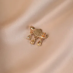 Exquisites diamantbesetztes Quasten-Regenschirm-Broschendetail, elegante Accessoires.
