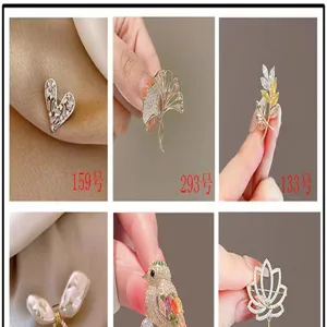 Cute anti-glare brooch pin for women, crystal rhinestone floral and animal suit accessories.