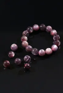 Vista macro detallada de cuentas de lepidolita morada natural y brazalete de lujo