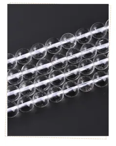 Primer plano de cuentas de cuarzo cristalino blanco natural para creación de joyas
