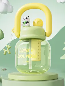 Vista detallada de botella de agua verde con bonita figura de oso panda, pajita y asa de mano.