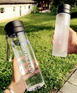 Bouteille d'eau portable en plastique avec graduation, tasse de voyage claire pour le sport.