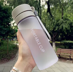 Vue détaillée de la bouteille d'eau portable en plastique mat avec sangle de sport.