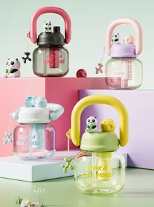 Detalle de la botella de agua bonita con pajita, asa práctica y bonito colgante de panda.