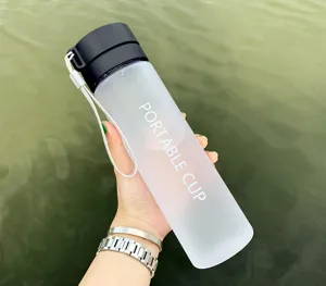Bouteille d'eau en plastique mat avec sangle, design minimaliste pour le sport et le quotidien.