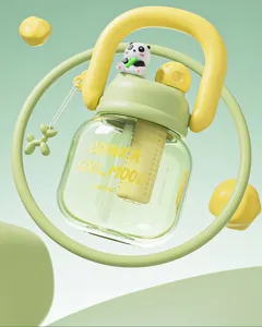 Botella de agua panda 3D con pajita, taza de plastico portatil grande vista detallada.