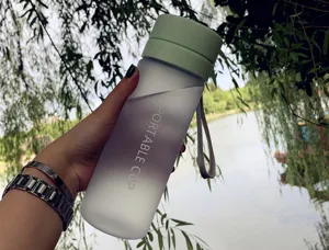 Bouteille d'eau portable en plastique givre vue de detail, tasse de sport legere.