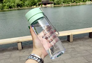 Bouteille d'eau en plastique portable pour étudiants, gourde de sport antichoque avec échelle.