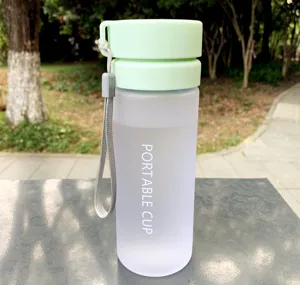 Gros plan détaillé d'une gourde en plastique givré avec un couvercle vert et lanière.