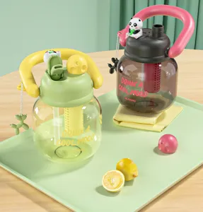 Lindo gran botella de agua vientre con paja taza de plástico portátil detalle vista