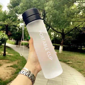Gobelet d'eau en plastique givré portable avec couvercle et sangle, vue principale.